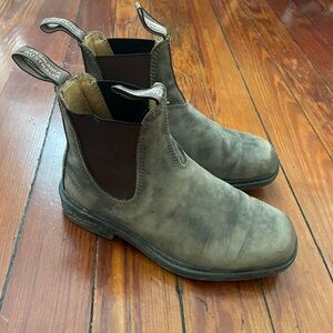 Women's 7-7.5 Blundstone in Rustic Brown